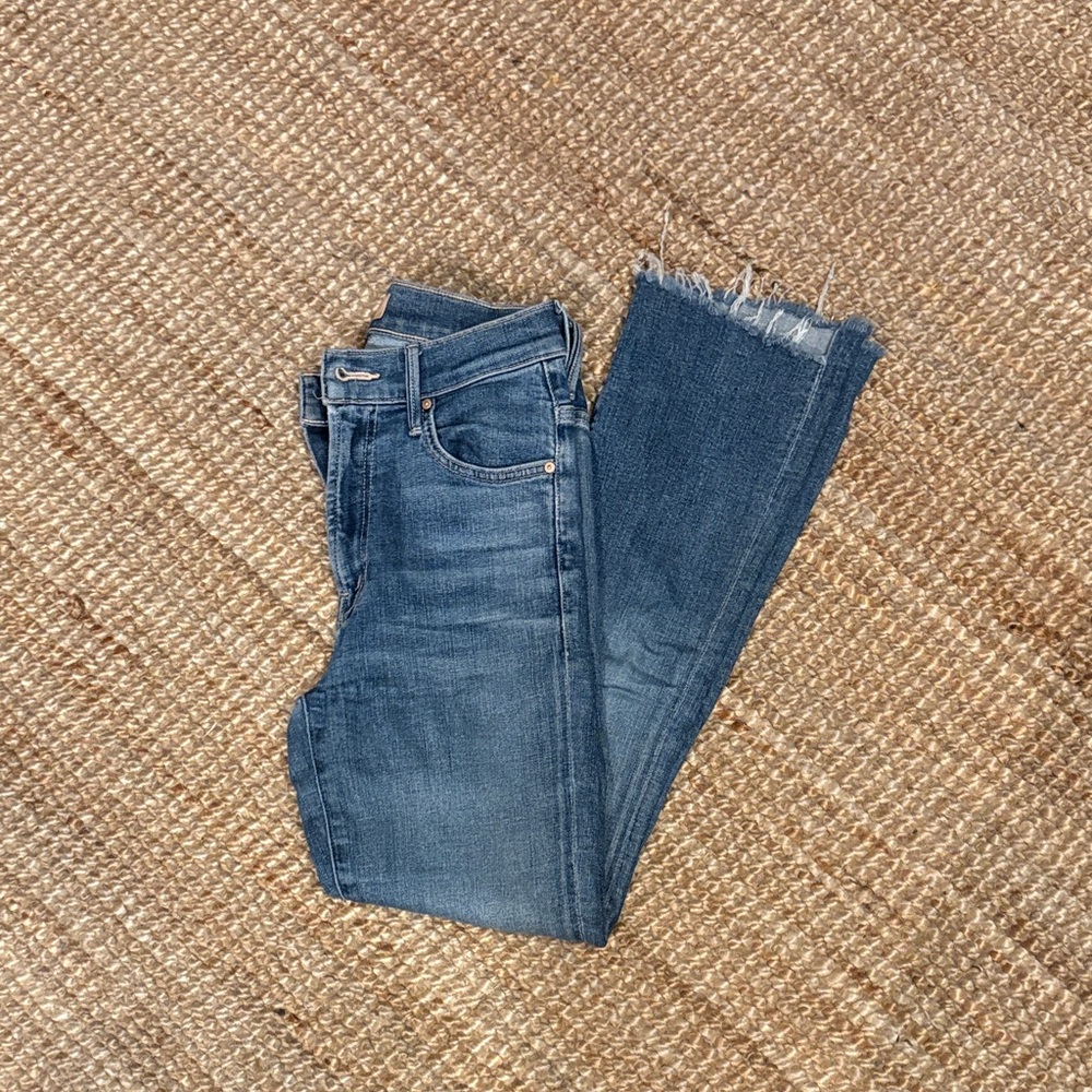 MOTHER Cropped Frayed Hem Jeans in Blue